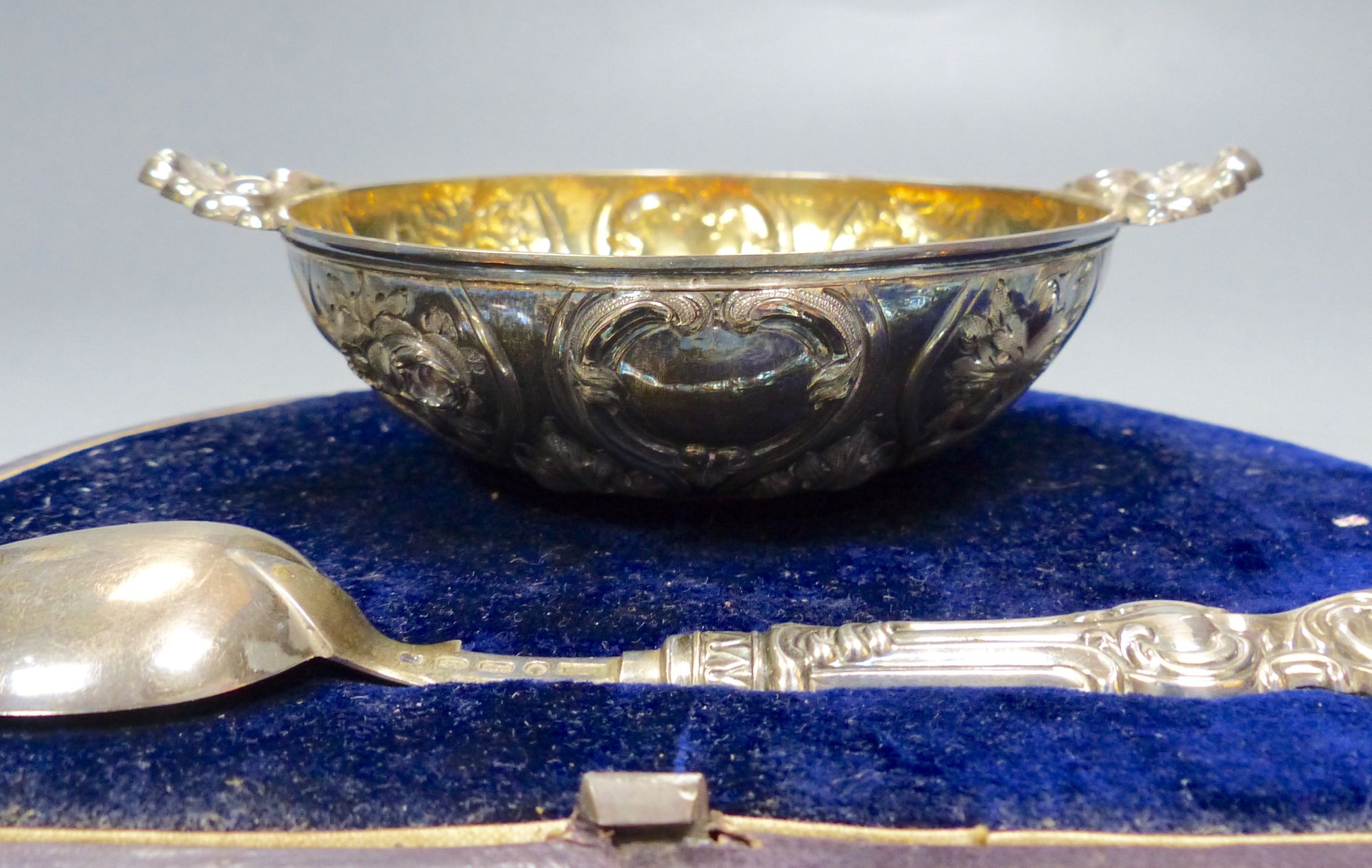 A cased Victorian silver quaich/porringer and spoon, Hilliard & Thomason, Birmingham,1857/60, bowl width 15.4cm, bowl. 139 grams.